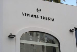 escaparate y fachada para branding imagen de marca identidad corporativa y diseño de marca para viviana tuesta wedding planner valladolid