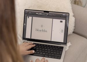 Rocio diseñando branding y diseño de marca en macbookpro