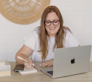 Rocio en escritorio escribiendo macbook pro en estudio branding diseño y desarrollo web valencia