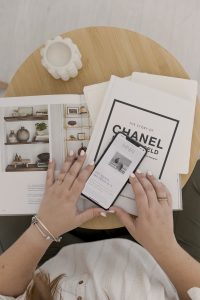 manos rocio con iPhone en estudio de branding diseño grafico y desarrollo en valencia