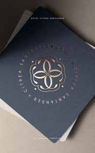 branding marca identidad logo hotel citrea santander tarjeta visita con estampado stamping en oro del imagotipo sobre fondo azul marino