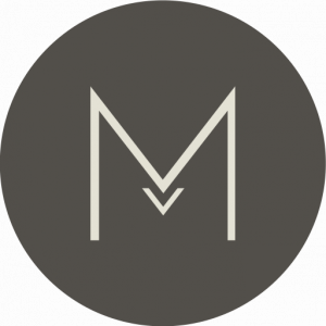 Logotipo minimalista circular con la letra M de Manawa Creative, estudio de branding y diseño web estratégico para emprendedores