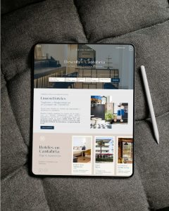 Diseño web para Grupo Limón Hoteles en una tablet sobre fondo gris