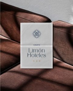 Logotipo del Grupo Limón Hoteles sobre fondo texturizado sofá marrón.