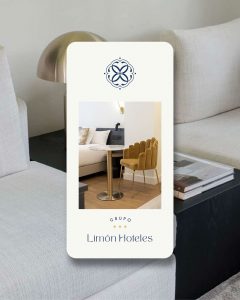 Habitación de hotel con silla mostaza y branding visual de Grupo Limón Hoteles