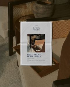 Folleto de bienvenida del Hotel Citrea sobre cama de diseño moderno