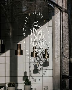 Logotipo de Grupo Limón Hoteles aplicado en vinilo sobre cristal en espacio interior.