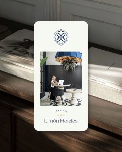 Imagen de recepción con logotipo de Grupo Limón Hoteles sobre fondo blanco