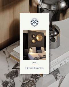 Imagen de habitación de hotel decorada con elementos de marca de Grupo Limón Hoteles.
