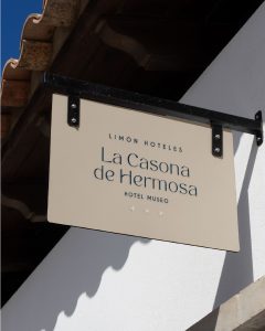 Cartel exterior de La Casona de Hermosa con tipografía del Grupo Limón Hoteles