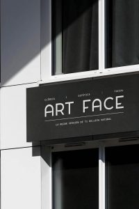 Rótulo exterior con el logotipo de la Clínica Art Face en tonos oscuros y tipografía moderna