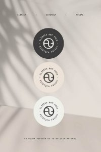 Logotipo redondo de Art Face en sus tres versiones de color sobre fondo con textura.