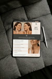 Diseño de la web de Clínica Art Face mostrado sobre una tablet en entorno acogedor.