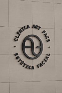 Logotipo en relieve de Clínica Art Face sobre pared exterior en acabado negro elegante.