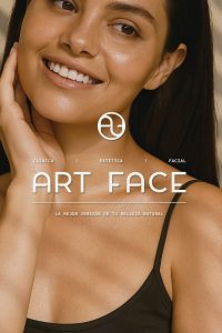 Mujer sonriendo con logotipo e isotipo de Clínica Art Face en blanco.