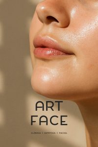 Primer plano de labios y barbilla con logotipo de Art Face sobre fondo cálido.