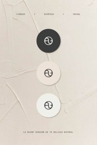 Aplicaciones del isotipo de Clínica Art Face en tres fondos de color neutro.