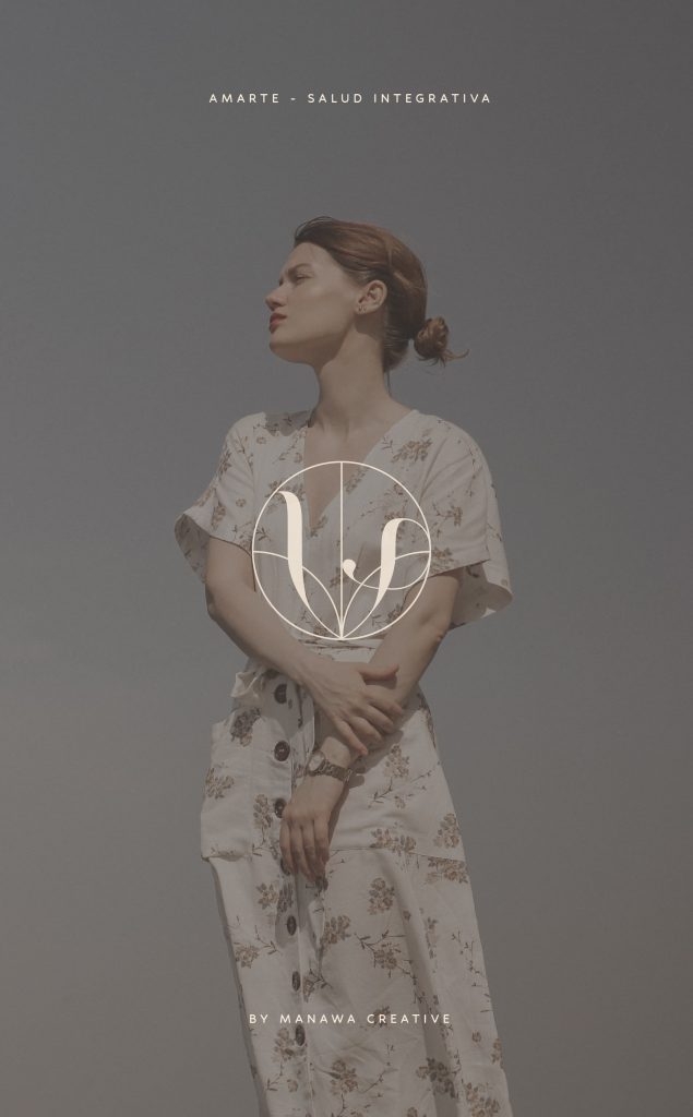 Diseño de logotipo elegante para clínica integrativa con símbolo botánico creado por Manawa Creative