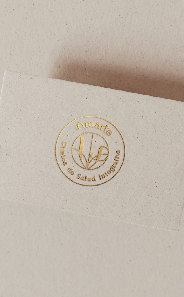 Sello dorado sobre papel con el logotipo de Amarte, diseñado por Manawa Creative