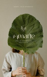 Aplicación de branding de Clínica Amarte en fachada de la clínica de salud integrativa