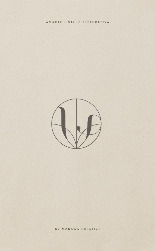 Identidad visual femenina con isotipo orgánico sobre fondo neutro, branding para clínica de salud emocional