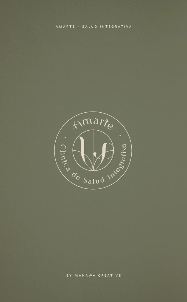 Logotipo circular de la Clínica Amarte con diseño elegante aplicado sobre fondo verde oliva.