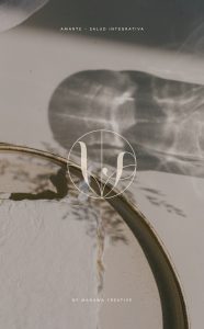 Aplicación del isotipo de la Clínica Amarte en una escena minimalista con luz natural y texturas suaves