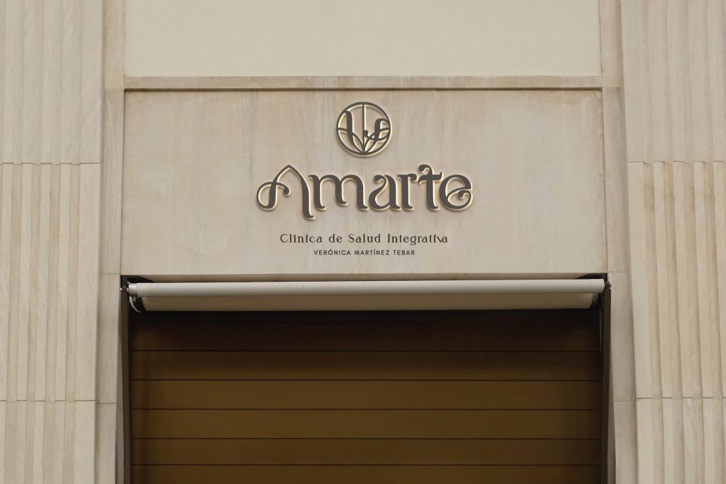 Mockup de la fachada de la Clínica Amarte con logotipo aplicado
