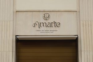 Mockup de la fachada de la Clínica Amarte con logotipo aplicado