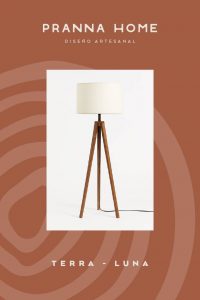Lámpara de pie Terra Luna de Pranna Home, diseño artesanal con base de madera y pantalla de lino, identidad visual creada por Manawa Creative.