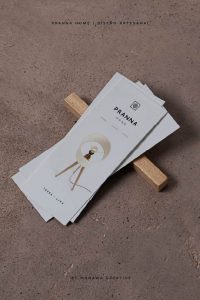 Folleto de Pranna Home mostrando la lámpara Terra Luna, diseño artesanal y branding estratégico realizado por Manawa Creative.