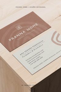 Tarjetas de visita de Ana Sendra, fundadora de Pranna Home, con identidad visual diseñada por Manawa Creative.