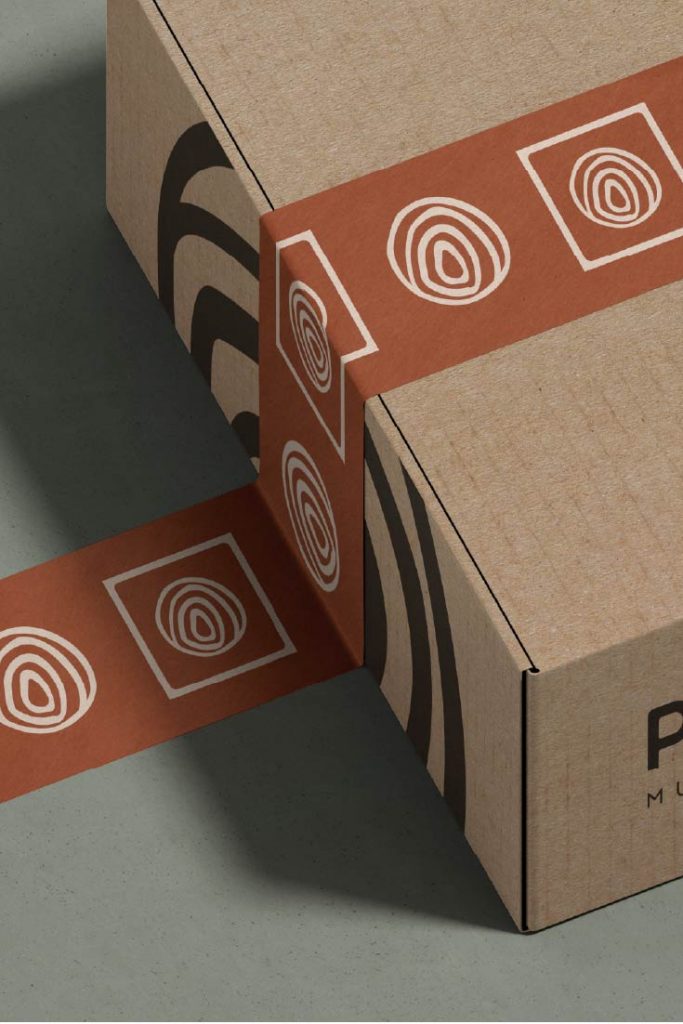 Packaging de Pranna Home con caja y cinta personalizada con el logotipo diseñado en su branding.
