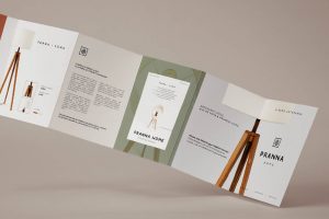 Folleto de Pranna Home con la lámpara Terra Luna, diseño artesanal incluido en el branding de Manawa Creative.