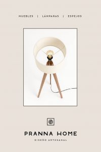 Lámpara de pie con base trípode de madera y pantalla blanca, diseño artesanal de Pranna Home creado por Manawa Creative.