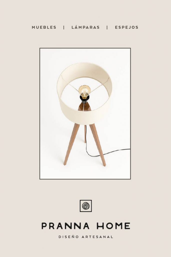 Lámpara de pie con base trípode de madera y pantalla blanca, diseño artesanal de Pranna Home creado por Manawa Creative.