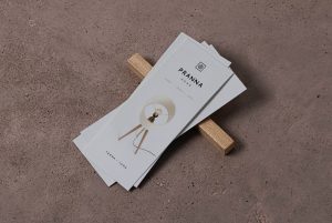 Tarjeta de producto de Pranna Home con diseño de branding artesanal e identidad visual minimalista, creada por Manawa Creative para marca de decoración y muebles hechos a mano.