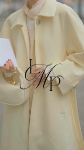 Fotografía de moda en tonos mantequilla con el isotipo LMP aplicado como parte de la identidad visual de Lycaste Marketing Partners.