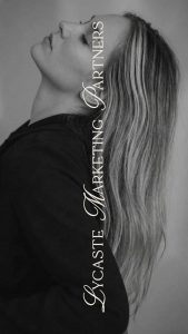 Fotografía editorial en blanco y negro con identidad visual de Lycaste Marketing Partners integrada verticalmente.