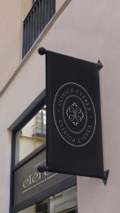 Banderola exterior de Clínica Etérea con el isotipo y sello de la identidad visual en Valencia.