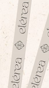 Cinta gráfica decorativa con el logotipo e isotipo repetidos de Clínica Etérea.