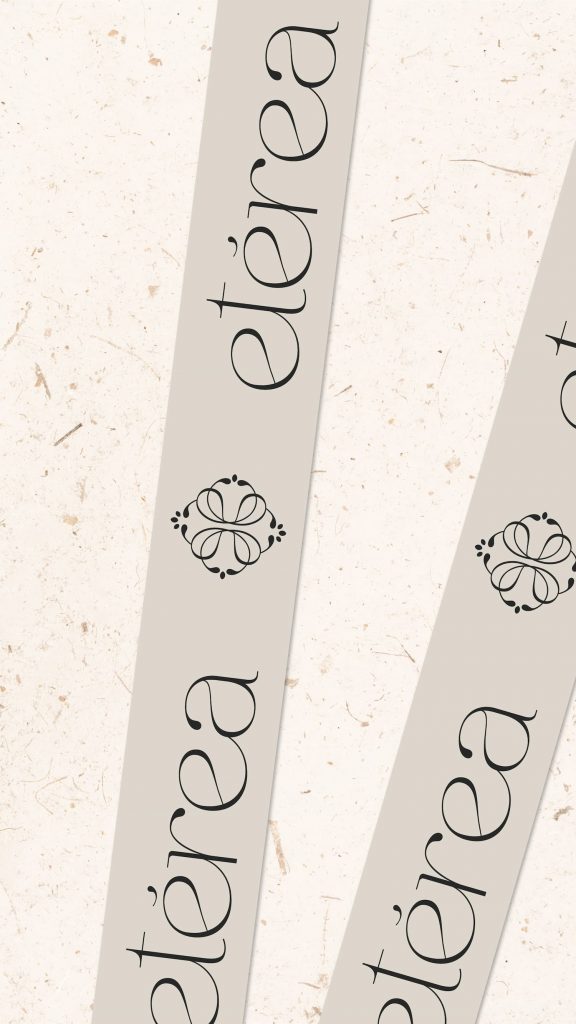 Cinta gráfica decorativa con el logotipo e isotipo repetidos de Clínica Etérea.