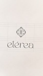 Construcción del logotipo de Clínica Etérea sobre retícula como parte del proceso de branding estratégico.