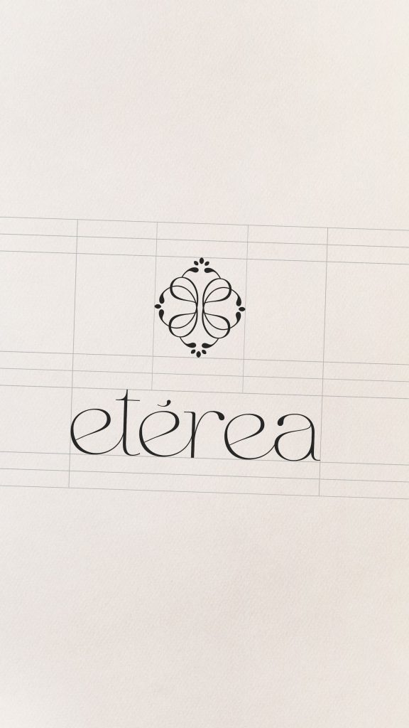Construcción del logotipo de Clínica Etérea sobre retícula como parte del proceso de branding estratégico.
