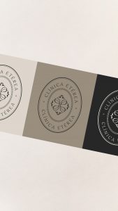 Construcción del sello ovalado de Clínica Etérea sobre retícula técnica como parte del proceso de branding y estrategia de marca desarrollados por Manawa Creative.