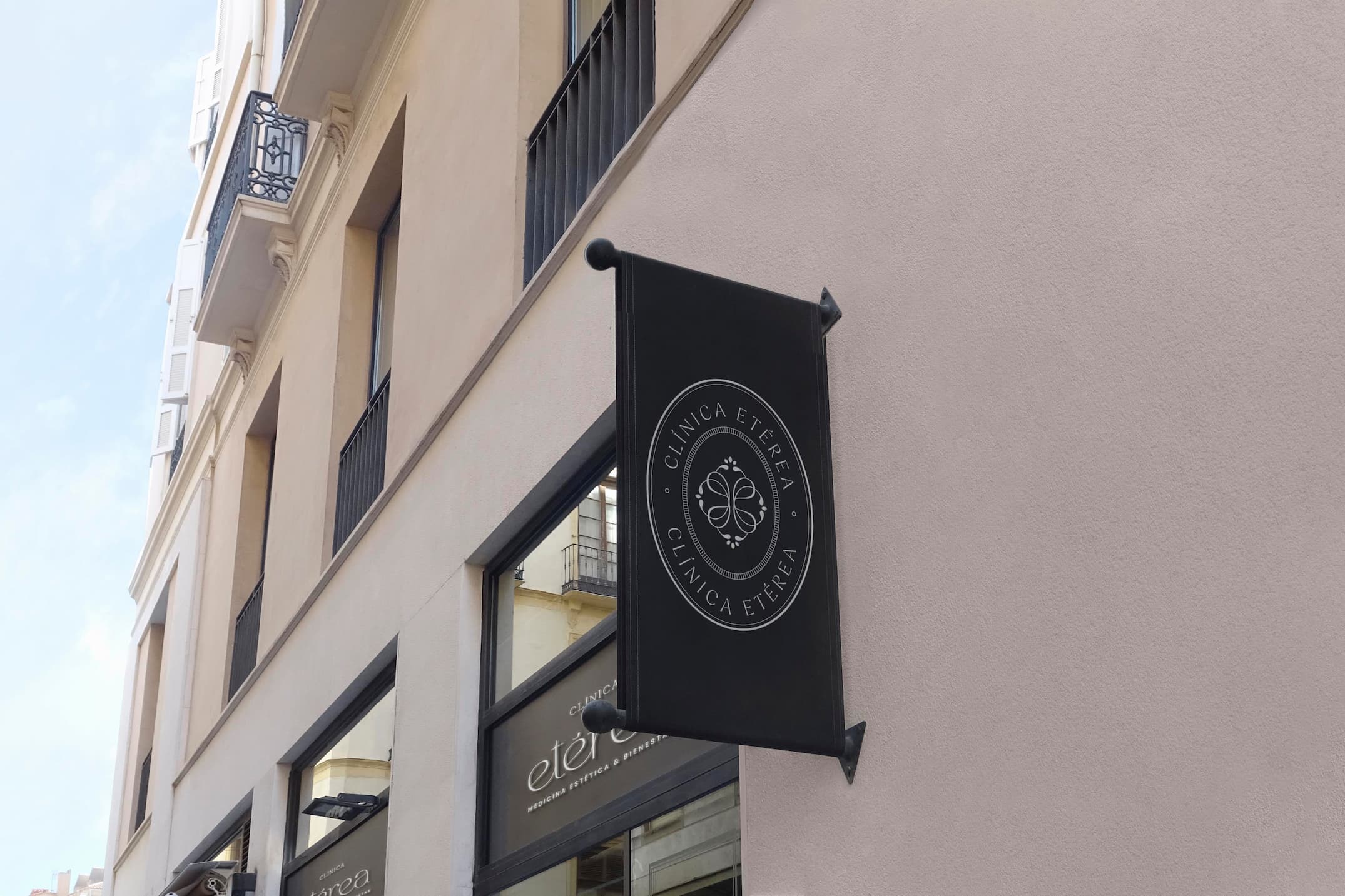 Rótulo exterior de Clínica Etérea en Valencia, diseñado dentro del proyecto de branding estratégico y estrategia de marca desarrollados por Manawa Creative.