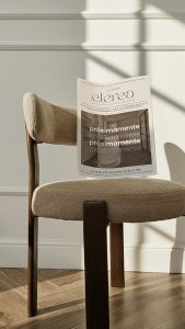 Flyer de presentación de Clínica Etérea con diseño minimalista sobre una silla.