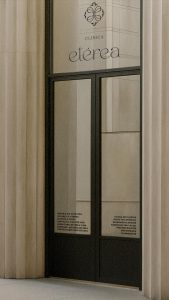 Entrada de Clínica Etérea con el logotipo aplicado en cristal como parte del branding e identidad visual diseñada por Manawa Creative.