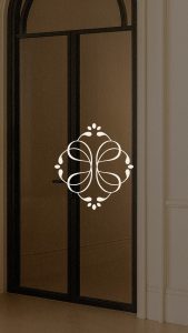 Isotipo de Clínica Etérea aplicado sobre la puerta de cristal de la clínica.