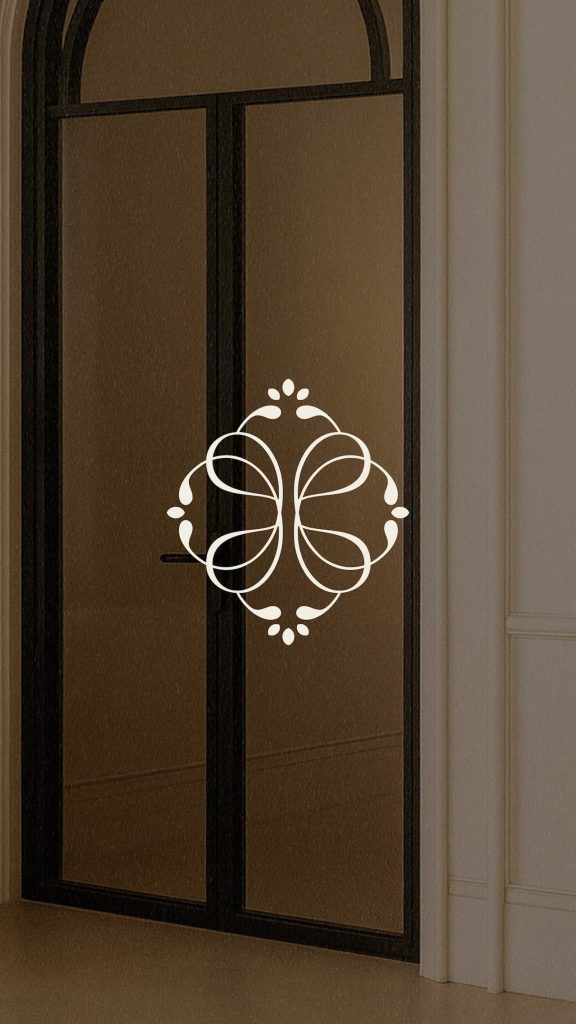 Isotipo de Clínica Etérea aplicado sobre la puerta de cristal de la clínica.